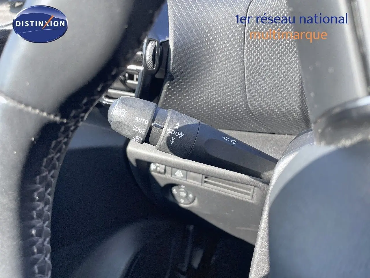 Gros plan sur la commande des feux et clignotants à gauche du volant dans l'habitacle d'une Citroën C4 bleu Iceland Metal.