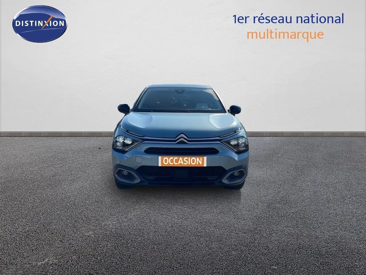 Vue frontale d'une Citroën C4 2021 bleu Iceland Metal avec phares LED et plaque "OCCASION" visible.