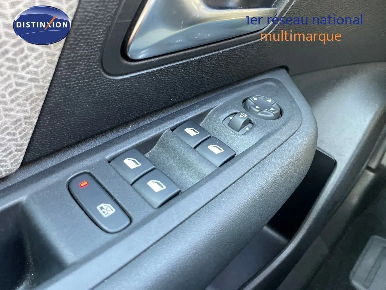 Gros plan sur les commandes des vitres et rétroviseurs côté conducteur d'une Citroën C4 bleu Iceland Metal 2021.