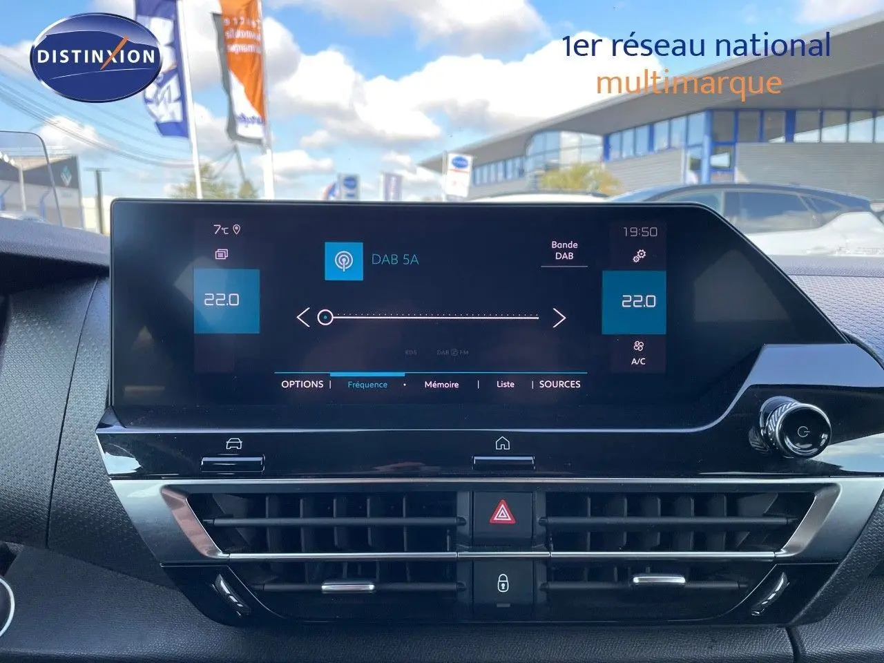 Vue intérieure du tableau de bord de la Citroën C4 2021, écran tactile affichant la radio DAB à 22°C.