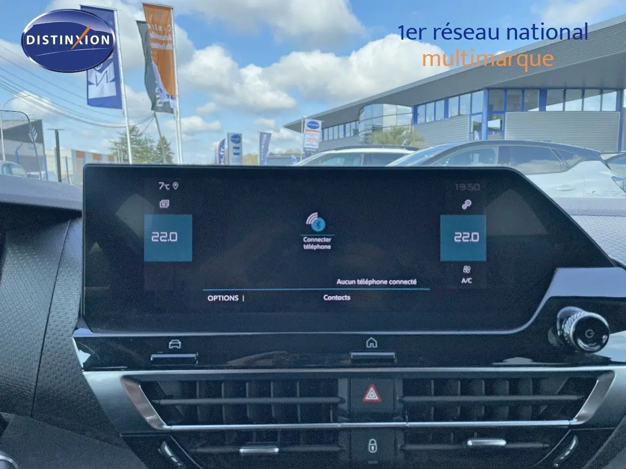 Tableau de bord de Citroën C4 2021 avec écran tactile affichant la climatisation à 22°C, vue intérieure avant.