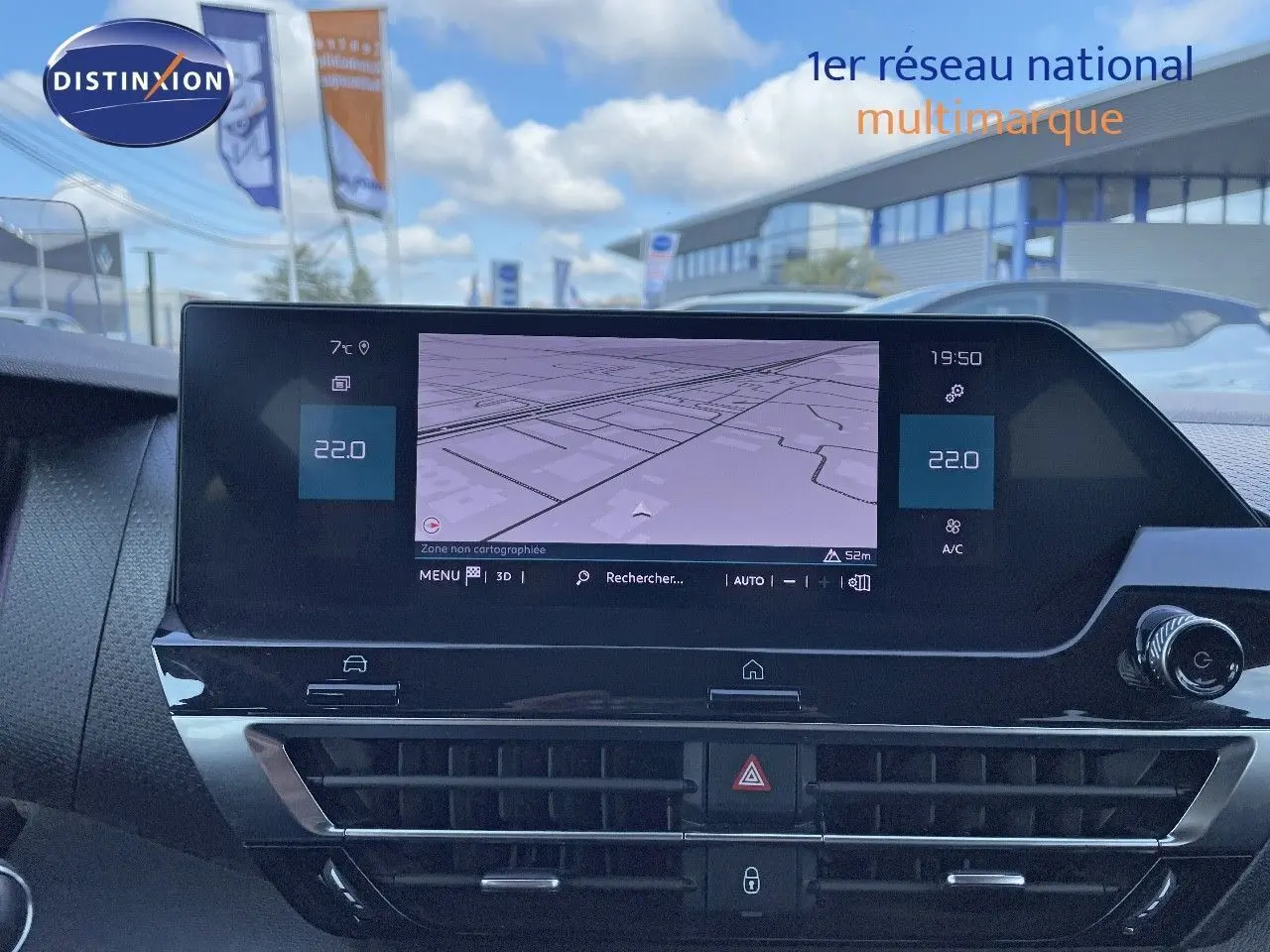 Vue intérieure du tableau de bord de la Citroën C4 2021 avec écran tactile de navigation et commandes climatiques.