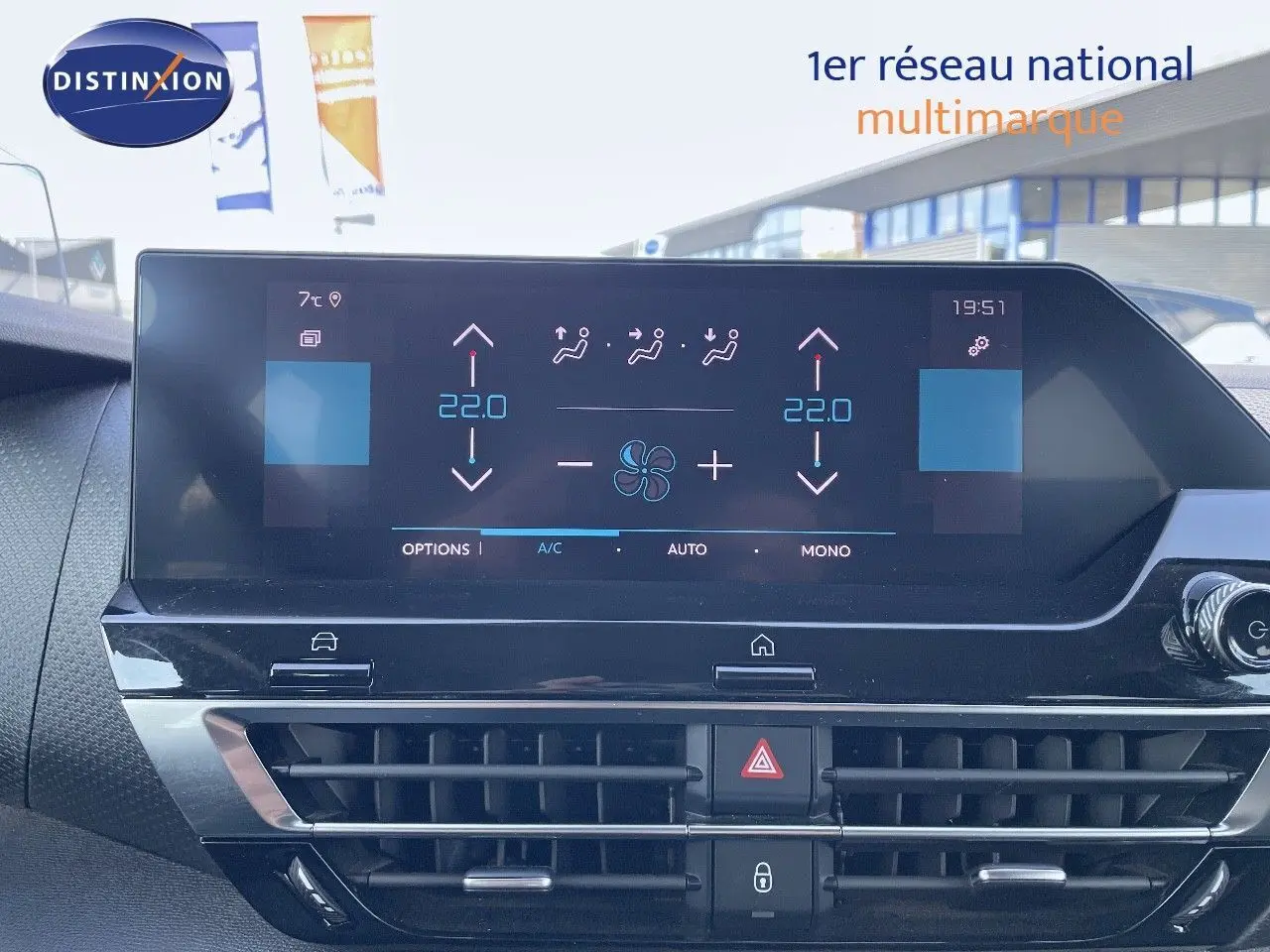 Tableau de bord de Citroën C4 2021 avec écran tactile affichant la climatisation à 22°C, vue intérieure frontale.