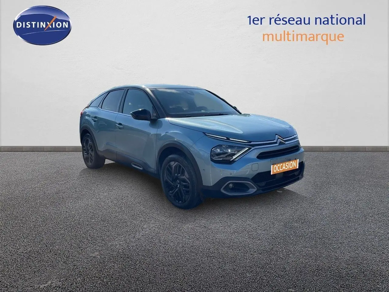 Citroën C4 bleu Iceland Metal vue 3/4 avant droit avec phares LED et jantes noires sur sol gris.