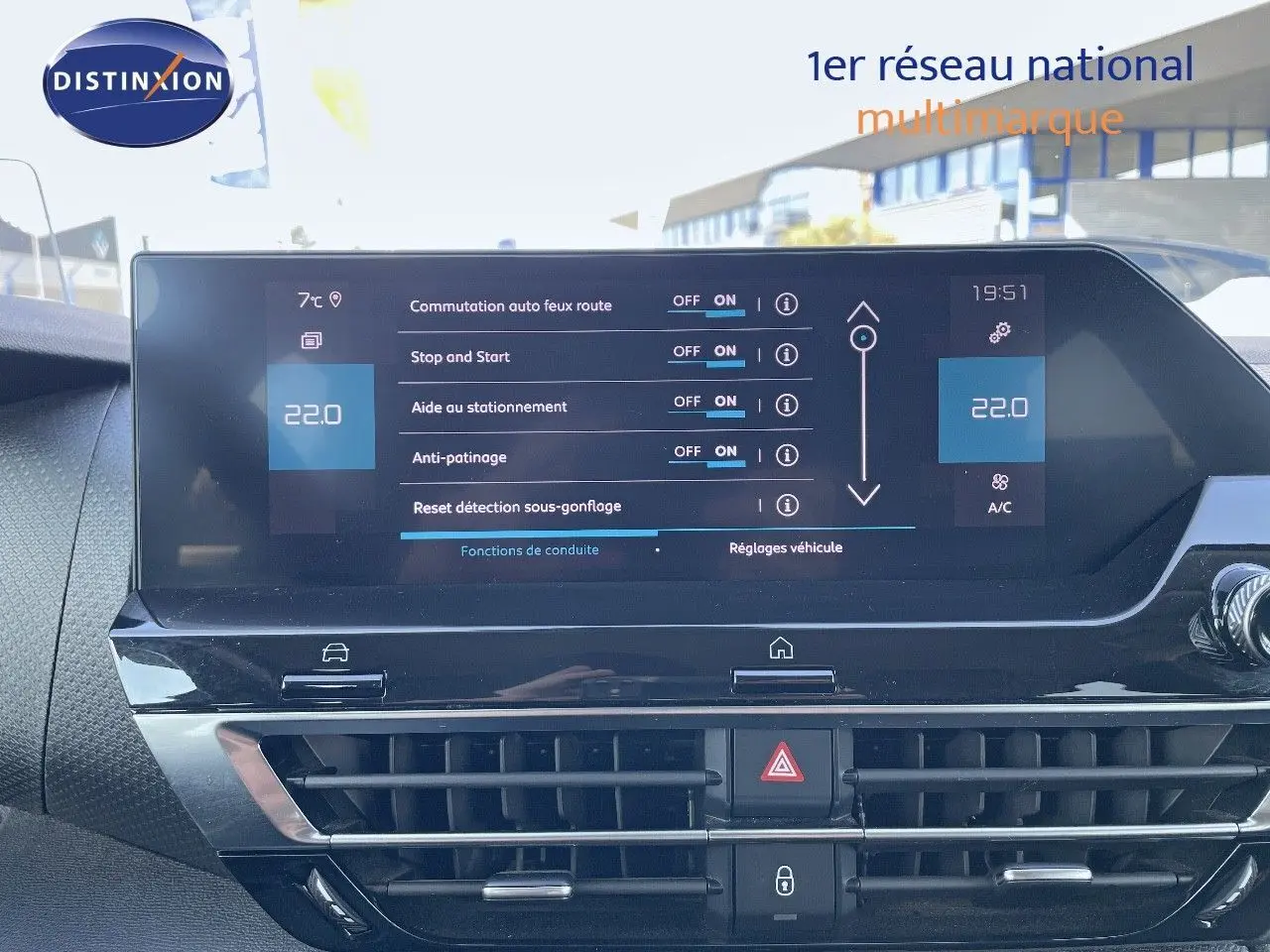 Écran tactile central du tableau de bord de la Citroën C4 2021, affichant les réglages de conduite et climatisation.