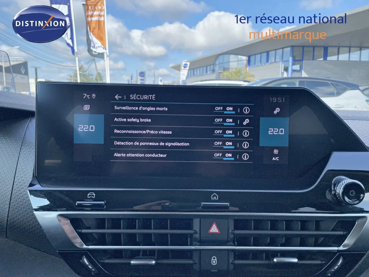 Écran tactile central de la Citroën C4 2021 bleu Iceland Metal affichant les réglages de sécurité et climatisation.