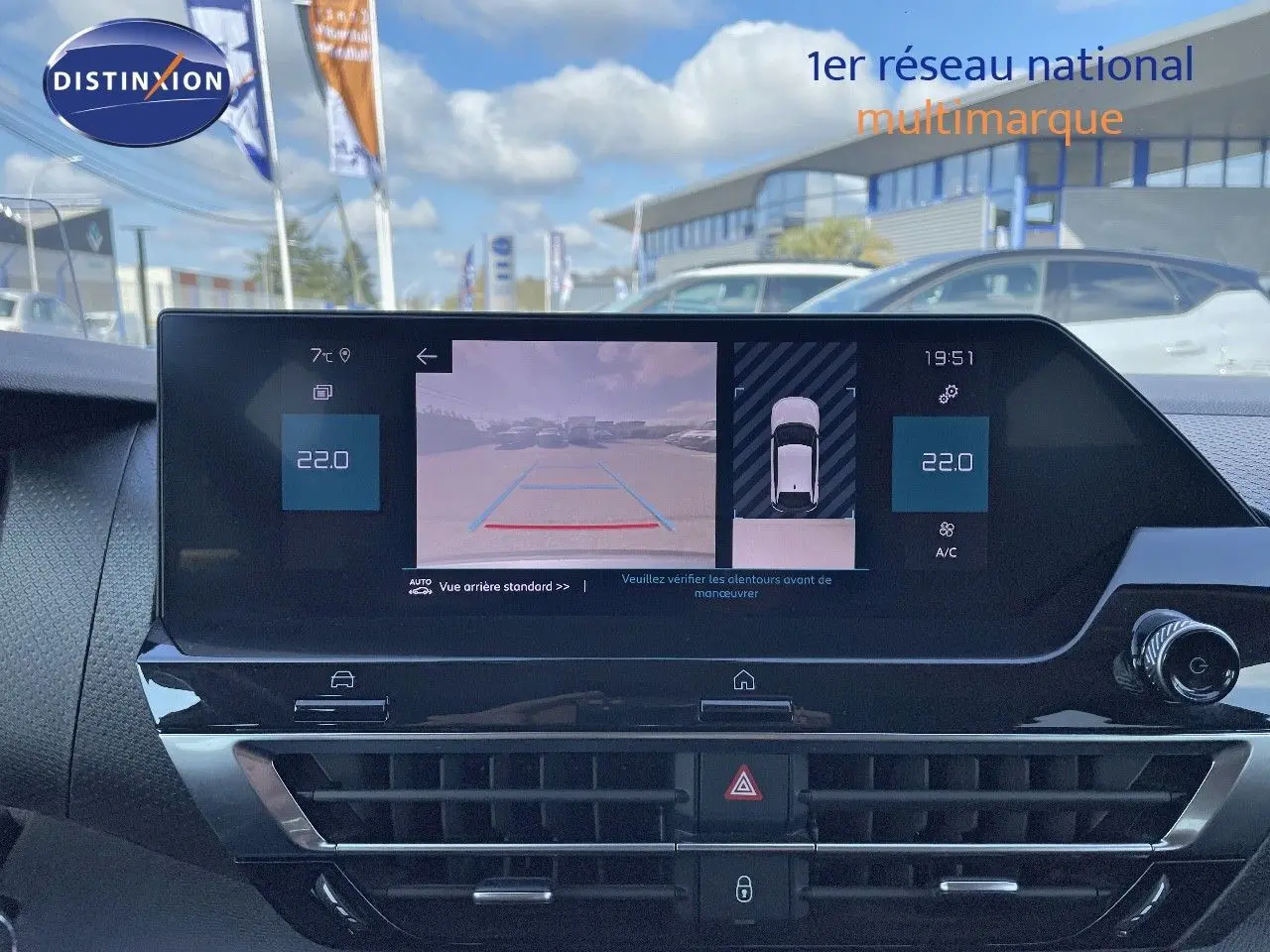 Écran central de la Citroën C4 bleu Iceland Metal 2021 montrant la caméra de recul et l'affichage de la climatisation.