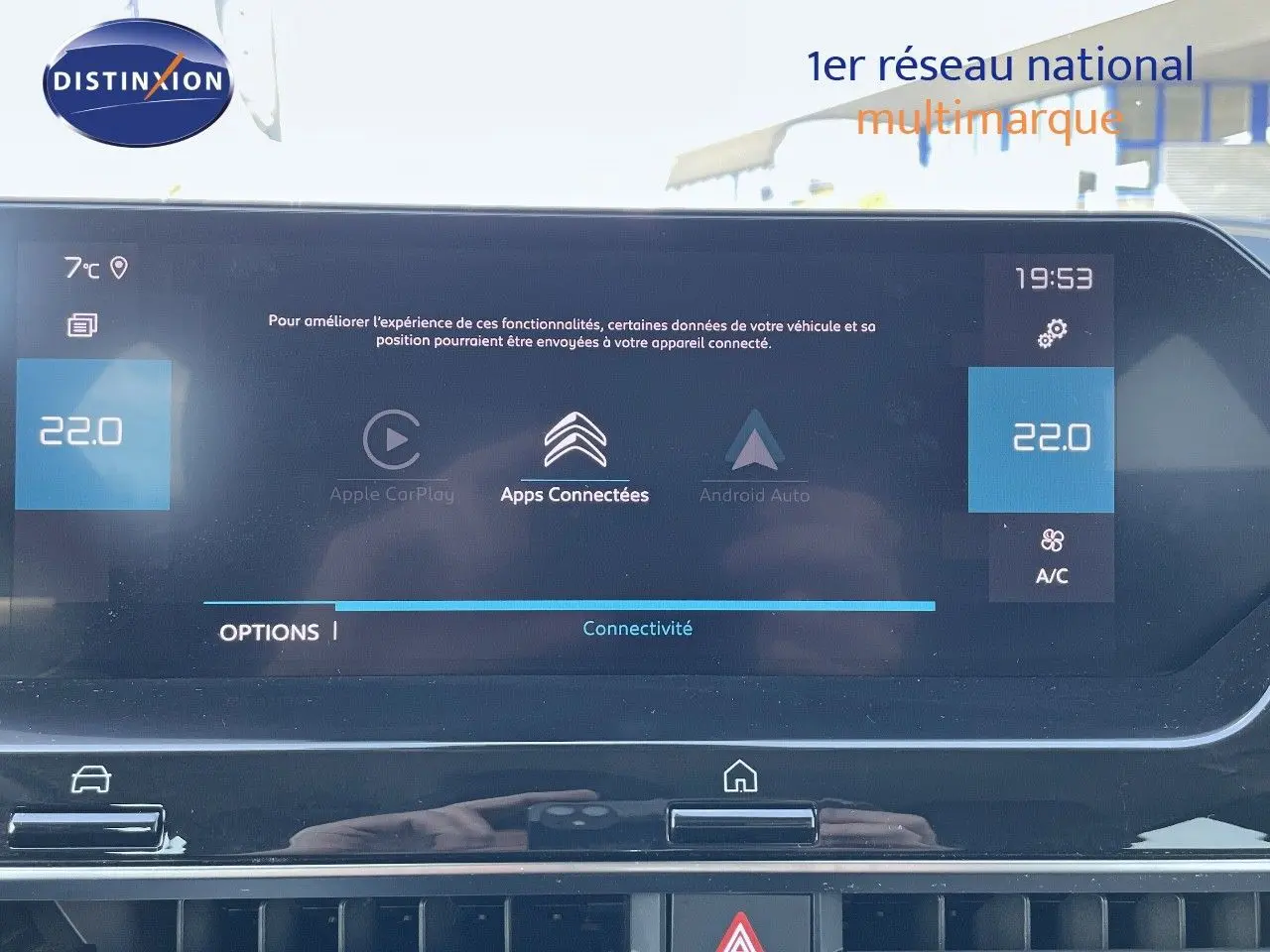 Écran tactile central du tableau de bord de la Citroën C4 bleu Iceland Metal 2021 affichant la connectivité et la climatisation à 22°C.