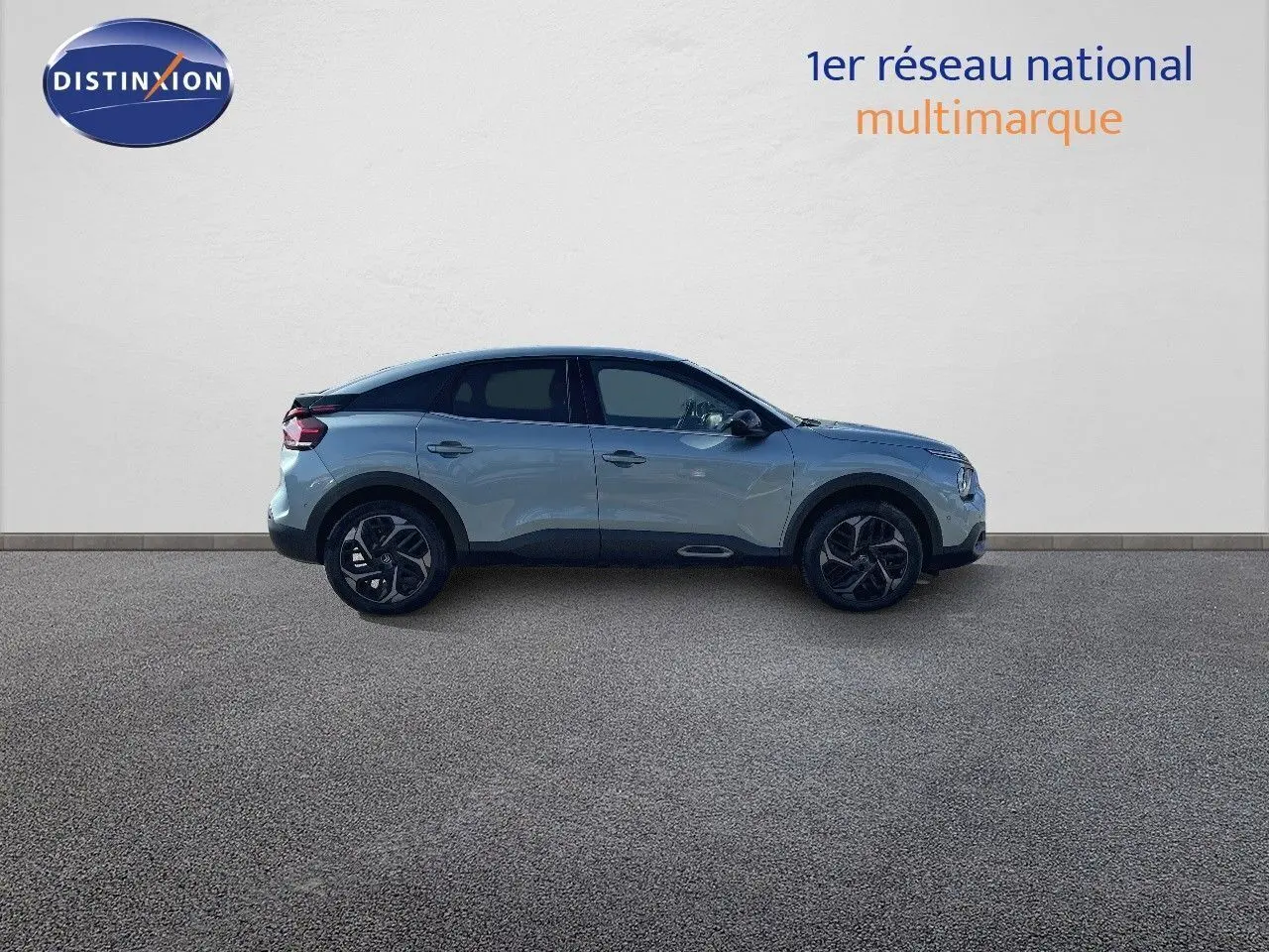 Profil droit d'une Citroën C4 1.2 PureTech 130ch bleu Iceland Metal avec jantes noires bicolores sur fond neutre.