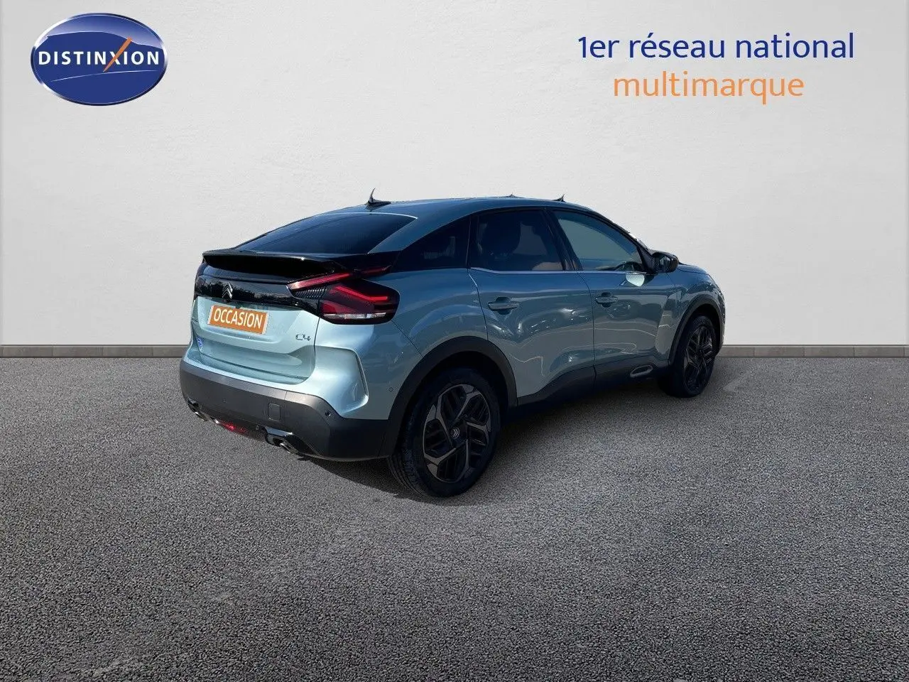 Citroën C4 bleu Iceland Metal vue 3/4 arrière droit avec feux LED et jantes noires biton.