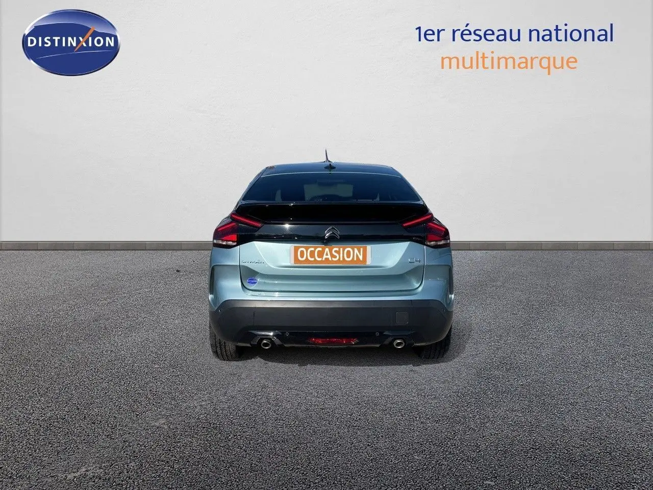 Vue arrière d'une Citroën C4 1.2 PureTech 130ch bleu Iceland Metal avec double sortie d'échappement et feux LED.