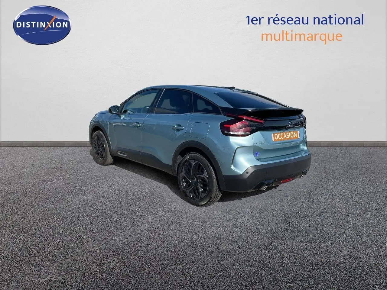 Citroën C4 bleu Iceland Metal en 3/4 arrière droit, avec toit noir et jantes noires contrastantes.