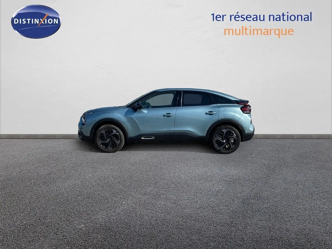 Profil côté gauche d'une Citroën C4 2021 bleu Iceland Metal avec jantes noires et toit noir contrasté.