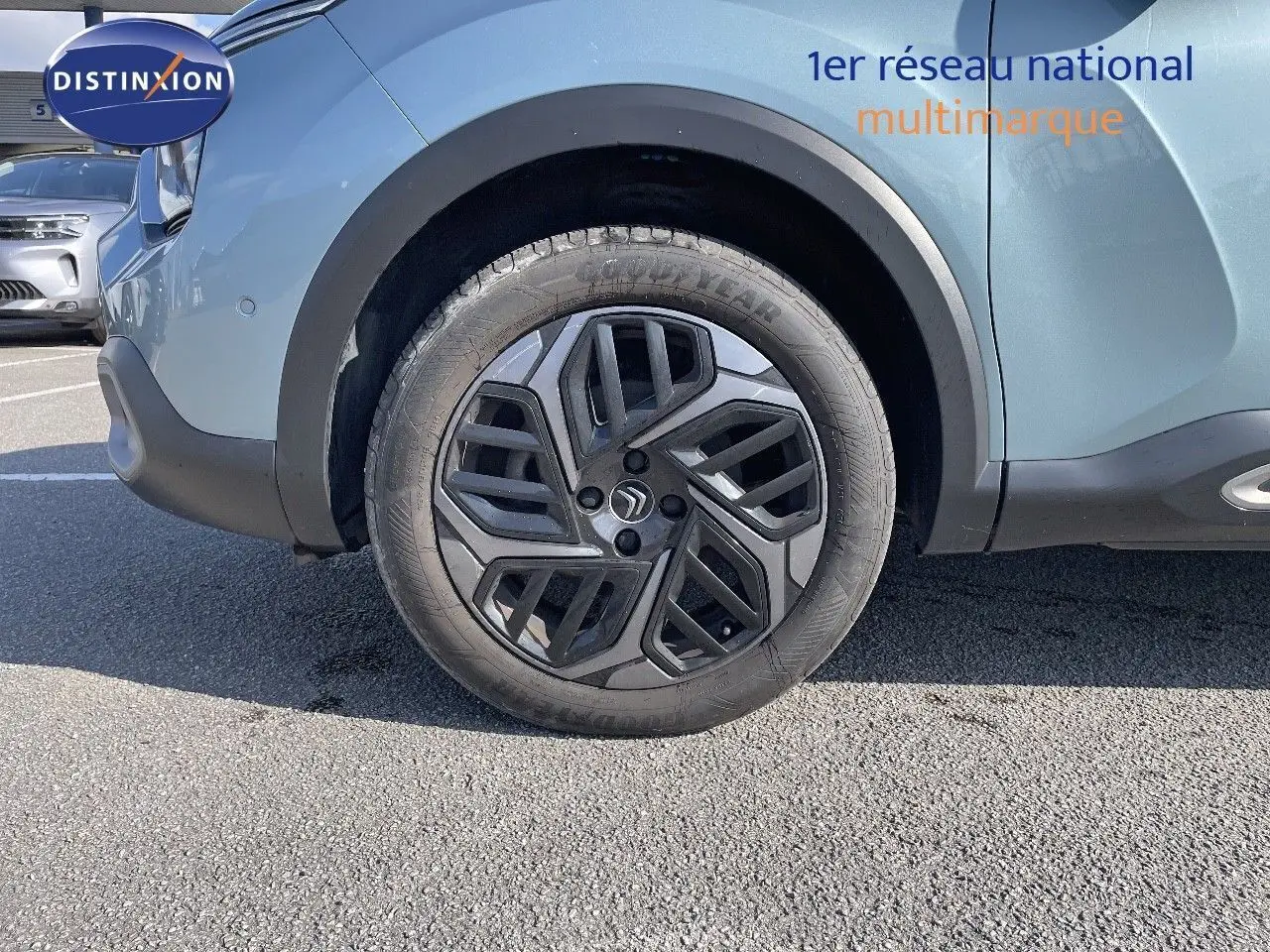 Gros plan sur la roue avant gauche d'une Citroën C4 2021 bleu Iceland Metal avec jante noire au design moderne.