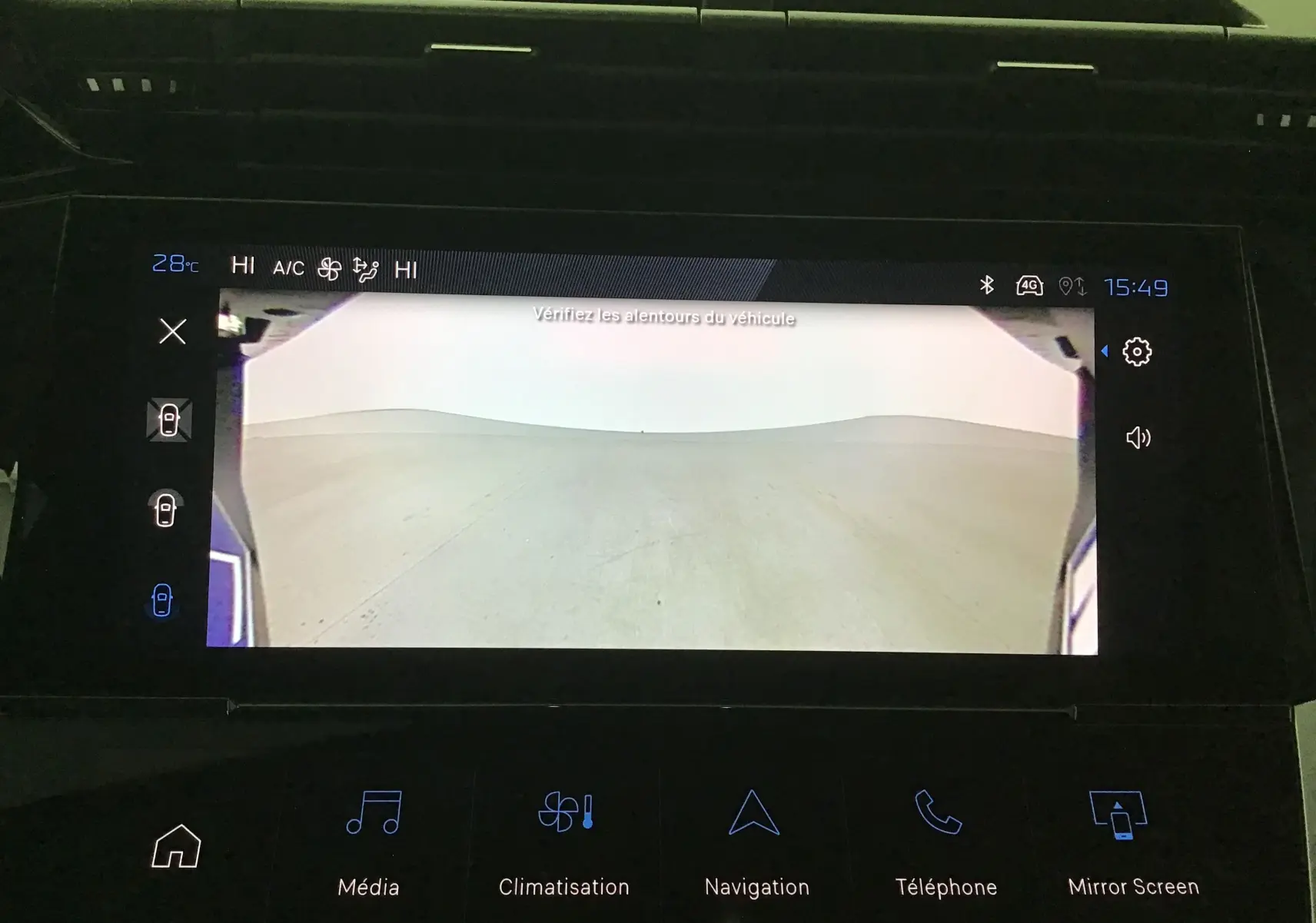 Vue de la caméra 360 sur l'écran central d'une Peugeot 308 gris selenium, affichant l'environnement autour du véhicule.