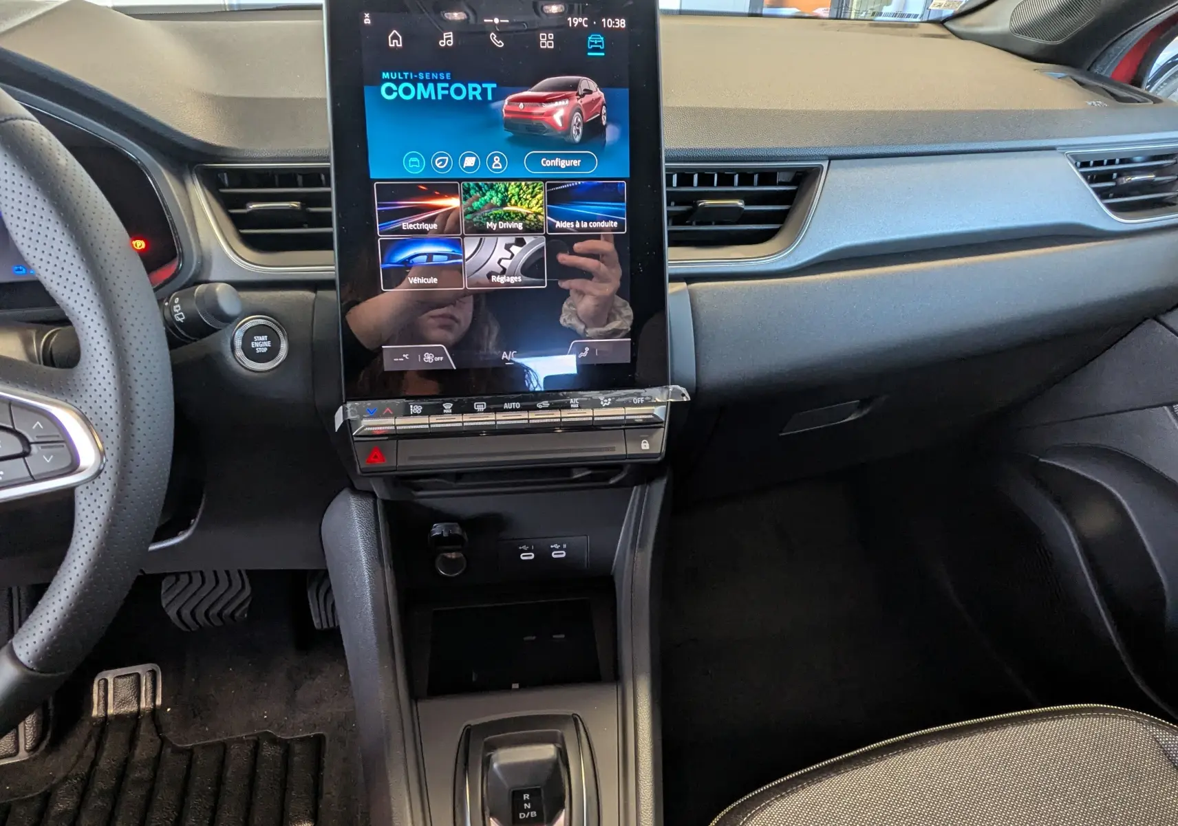 Intérieur du Renault Captur E-Tech 2025, vue centrale sur la console avec écran tactile vertical et volant à gauche.