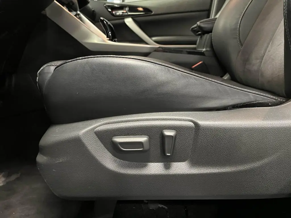 Gros plan sur les commandes électriques du siège conducteur noir du Mitsubishi Eclipse Cross 2022 hybride rechargeable.