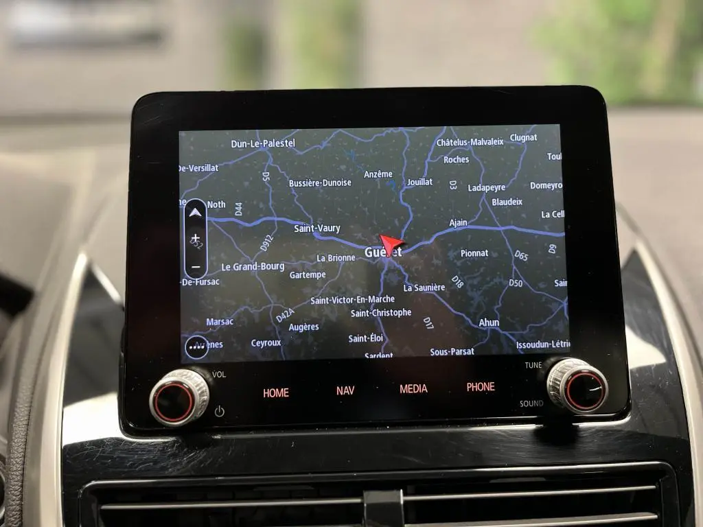 Écran tactile du système multimédia du Mitsubishi Eclipse Cross 2022 affichant une carte de navigation.
