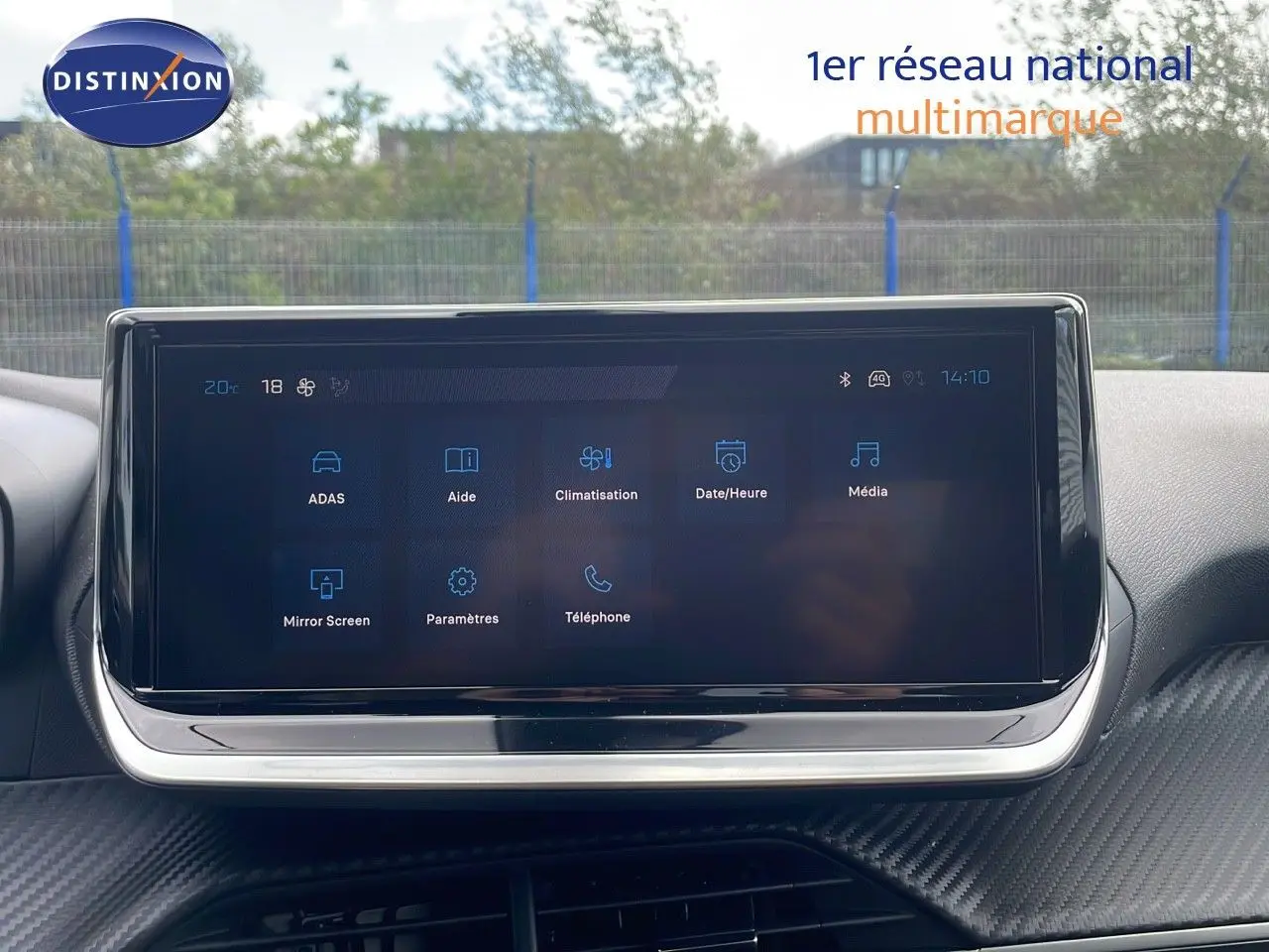 Écran tactile central du tableau de bord du Peugeot 2008 2024, affichant les menus ADAS, climatisation et média.