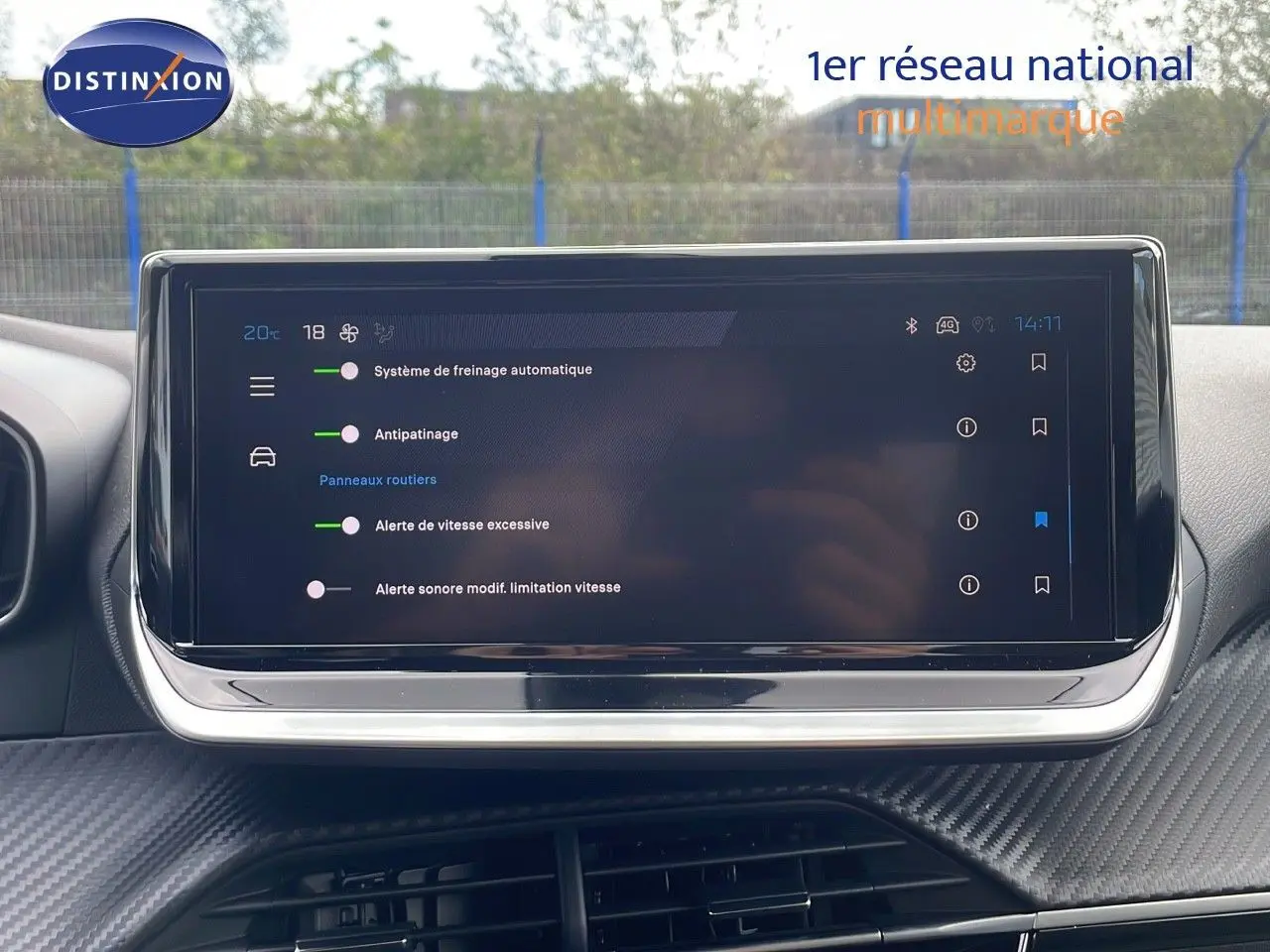 Écran tactile central affichant les aides à la conduite dans l'habitacle du Peugeot 2008 2024.