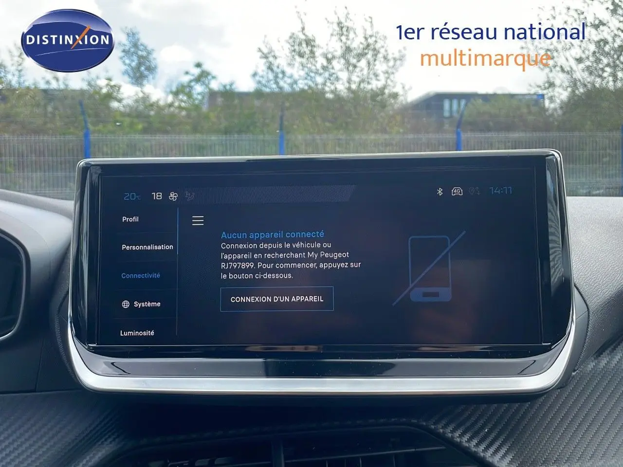 Écran tactile central du tableau de bord du Peugeot 2008 2024, affichant le menu de connexion d'appareil.