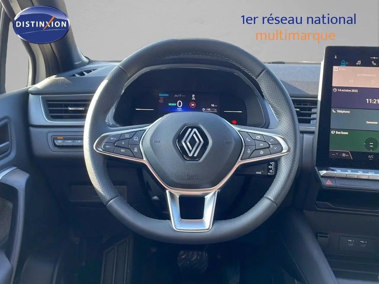 Vue intérieure centrée sur le volant cuir perforé du Renault Captur E-Tech hybride 2025 avec tableau de bord digital.