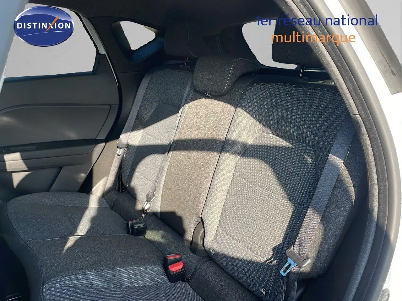 Banquette arrière en tissu gris vue côté droit du Renault Captur E-Tech hybride 2025 blanc nacré toit gris.
