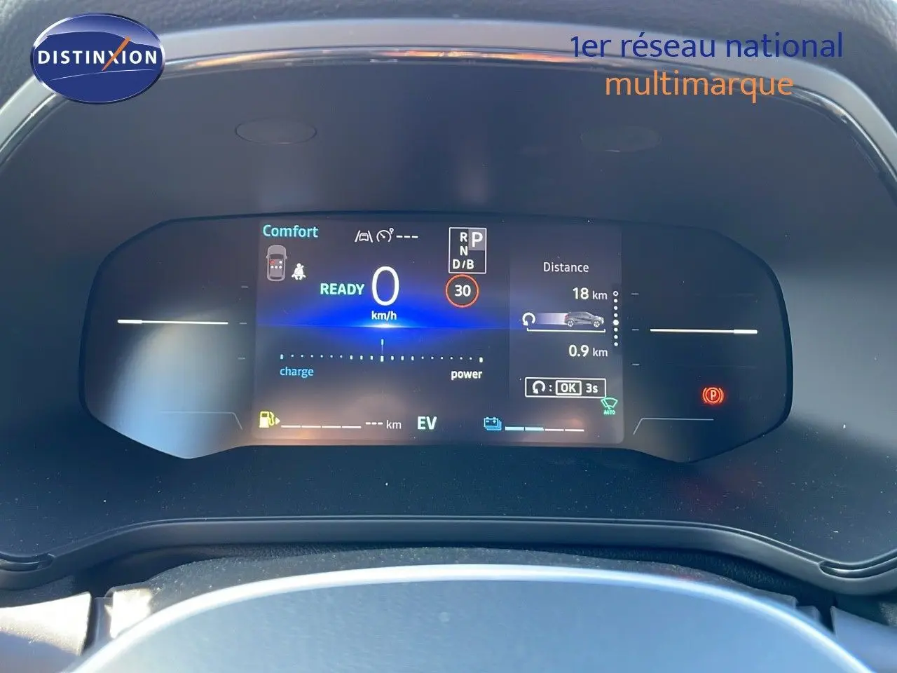 Tableau de bord numérique du Renault Captur E-Tech Hybrid 2025 affichant vitesse, mode confort et autonomie.