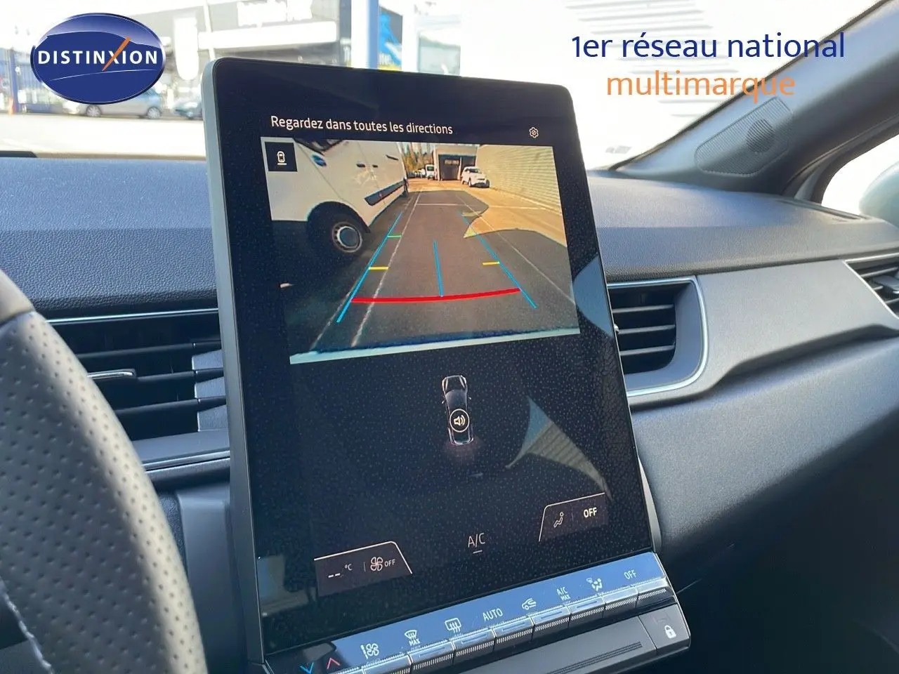 Vue intérieure du tableau de bord du Renault Captur blanc nacré 2025, écran tactile affichant la caméra de recul.