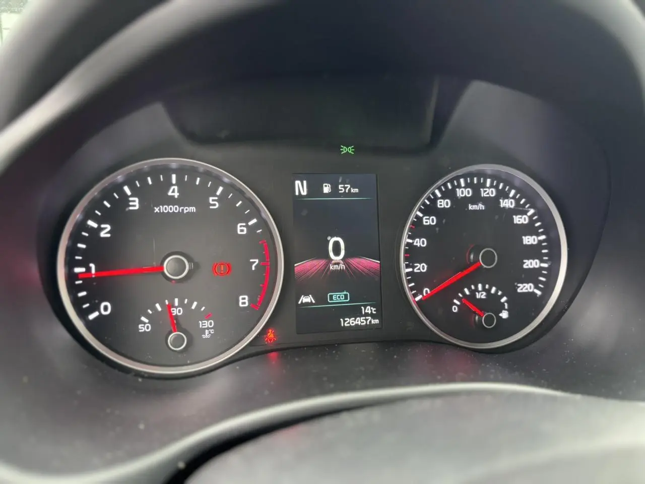 Vue rapprochée du tableau de bord du Kia Stonic rouge, affichant compte-tours, vitesse et écran central numérique.