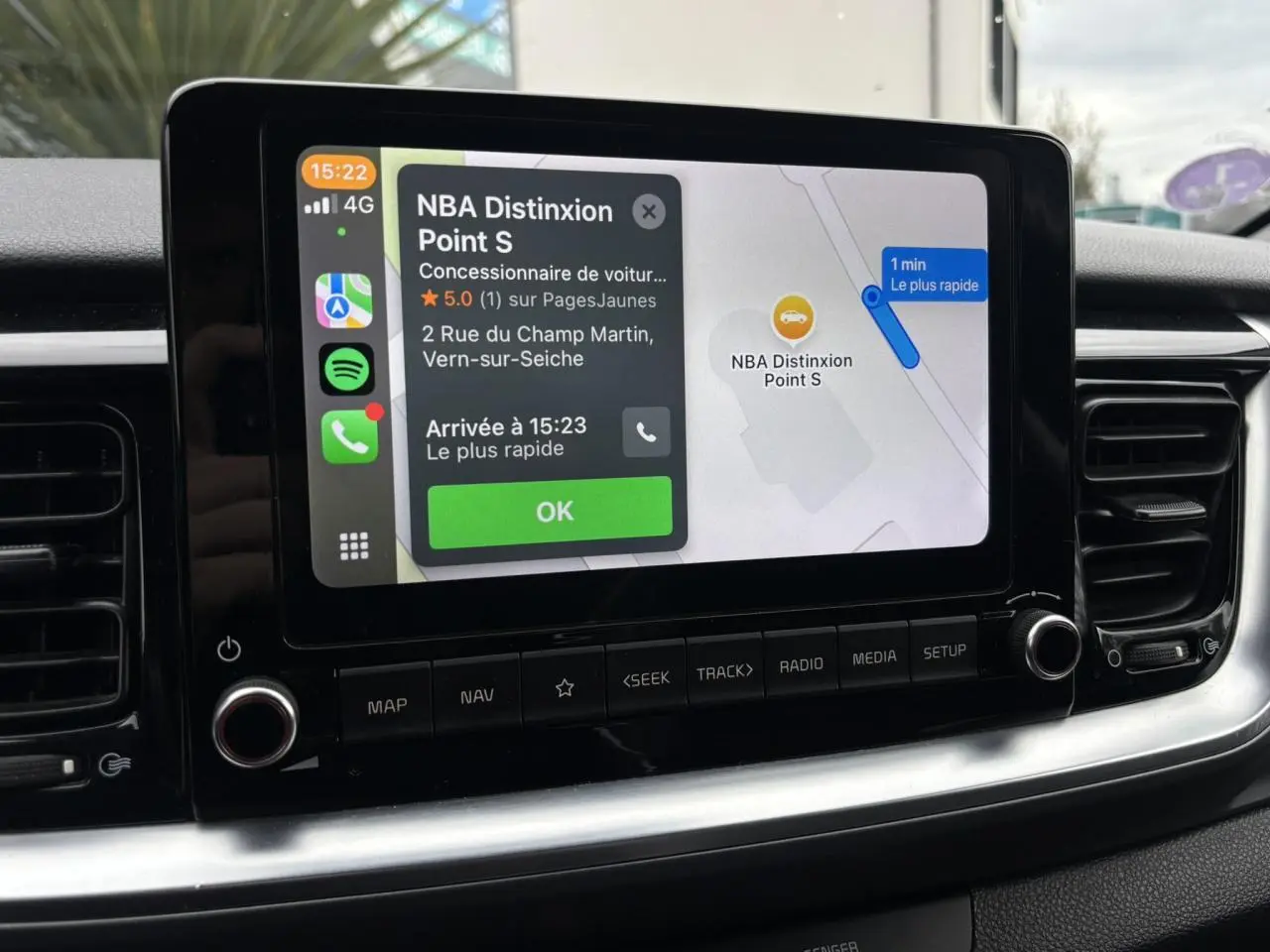 Écran tactile 8 pouces du KIA Stonic rouge 2020 affichant la navigation Apple CarPlay en intérieur.