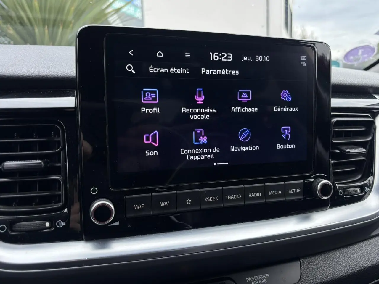 Écran tactile 8 pouces du système multimédia KIA Stonic 2020, affichant les paramètres de connexion et navigation.