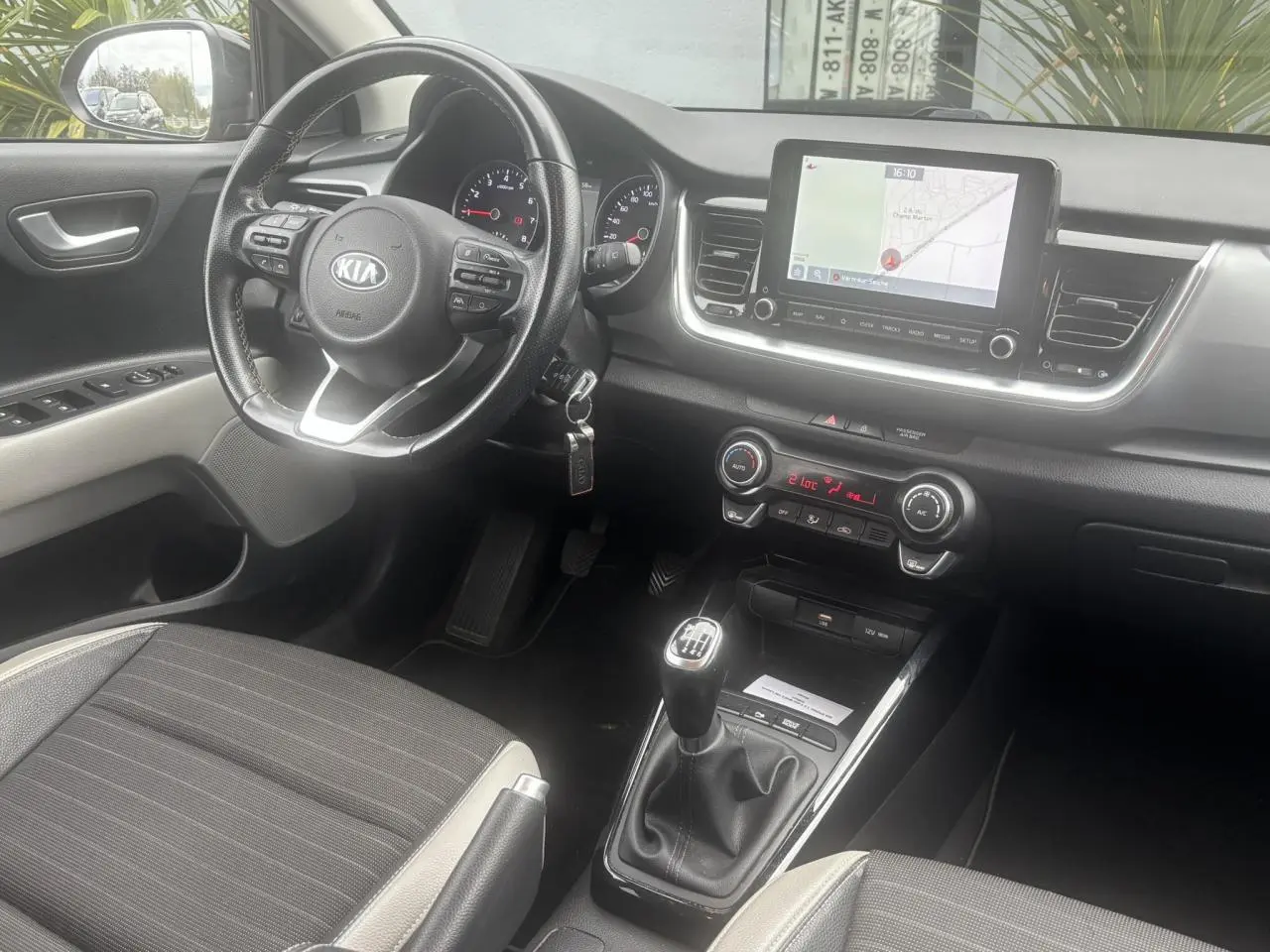 Vue intérieure côté conducteur du tableau de bord et levier de vitesses manuel du Kia Stonic 2020, finition Launch Edition.