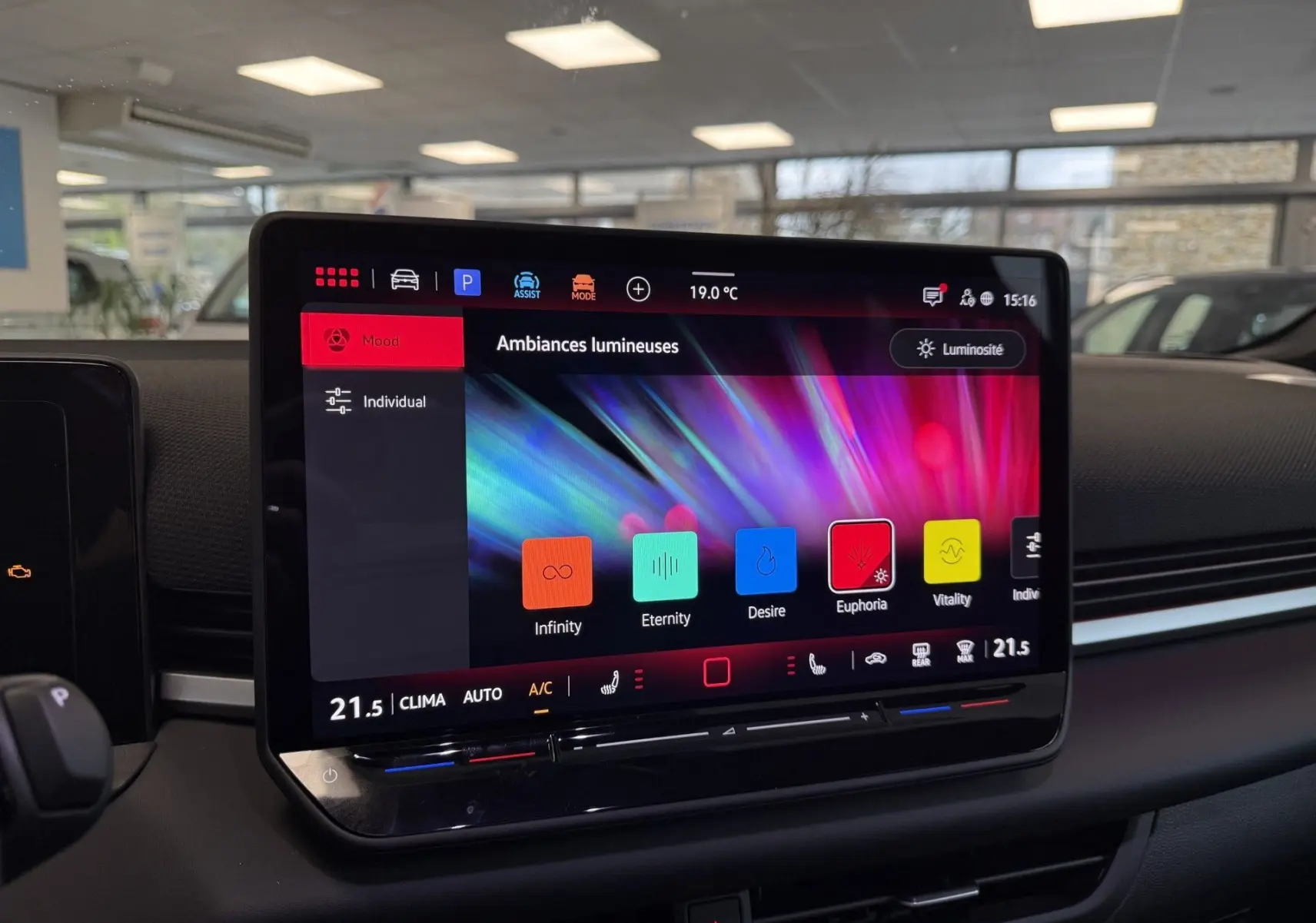 Écran tactile central du Volkswagen T-Roc noir intense 2026 affichant les options d'ambiances lumineuses.