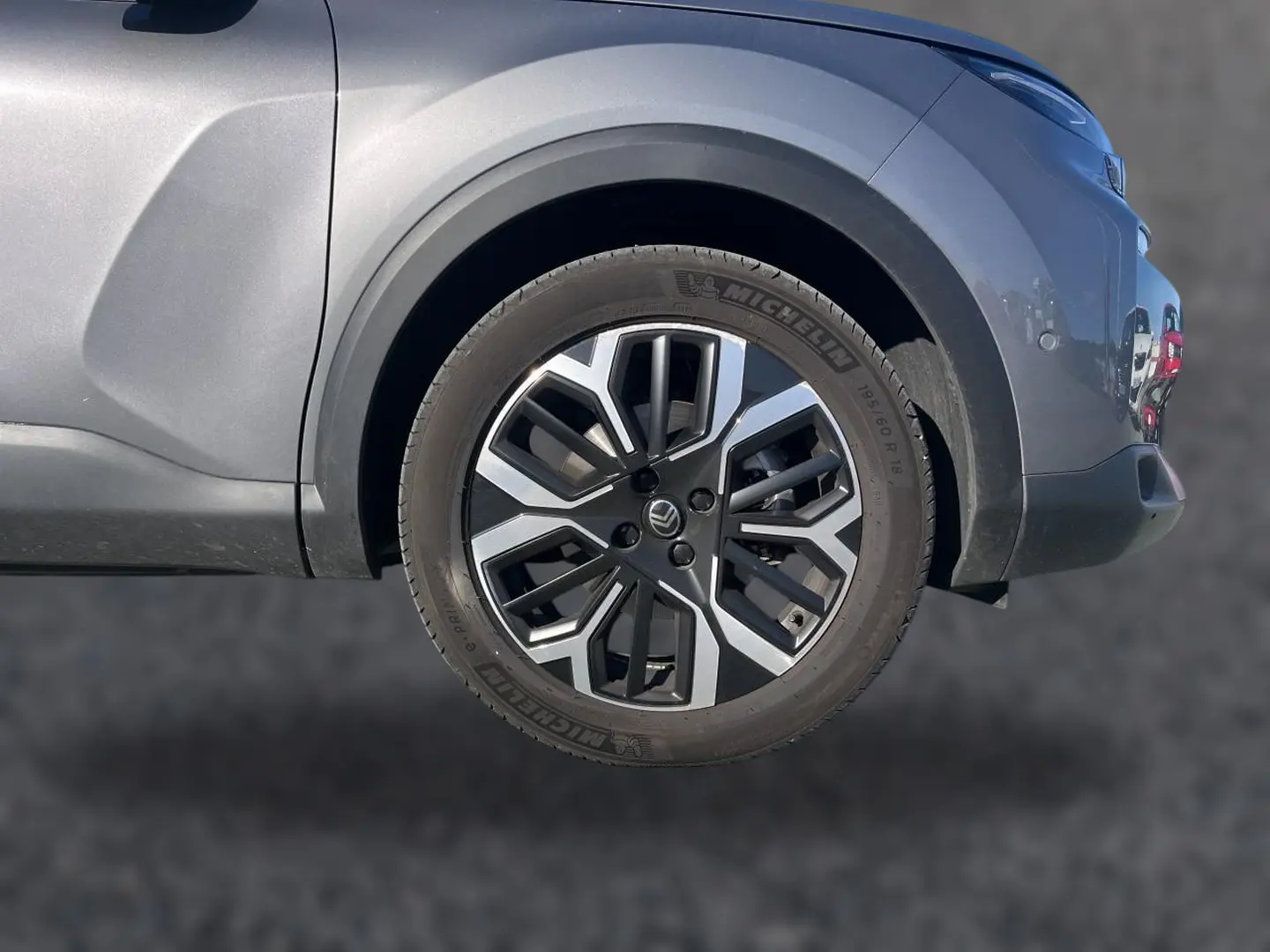 Gros plan sur la roue arrière droite gris mercure d'une Citroën C4 X 2025 avec jante alu au design moderne.