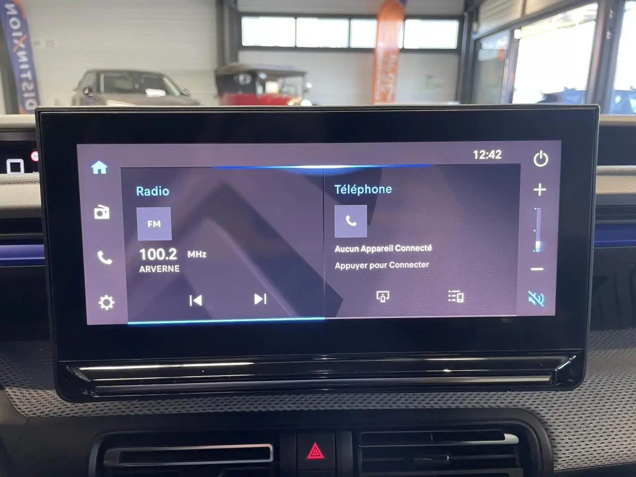 Écran tactile central de 10,25 pouces affichant radio et téléphone, intérieur moderne de Citroën C3 2025.