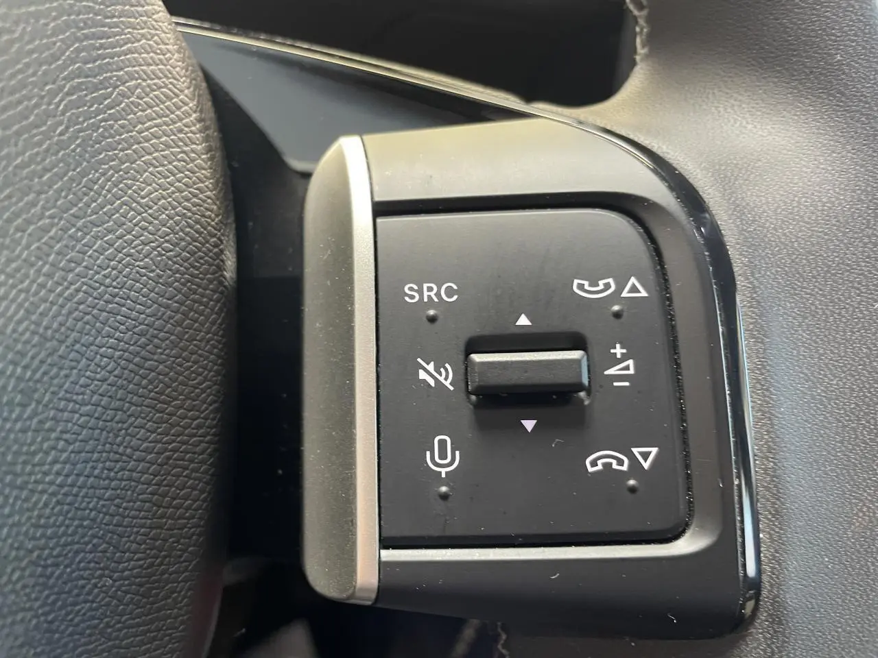 Gros plan sur les commandes au volant gauche noir mat de la Citroën C3 blanche, version 2025.