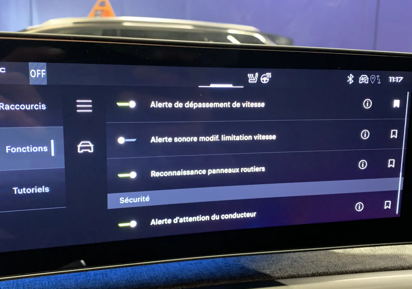 Écran tactile du tableau de bord du Peugeot 3008 III GT Hybrid 136 e-DSC6 affichant les alertes de sécurité conducteur.