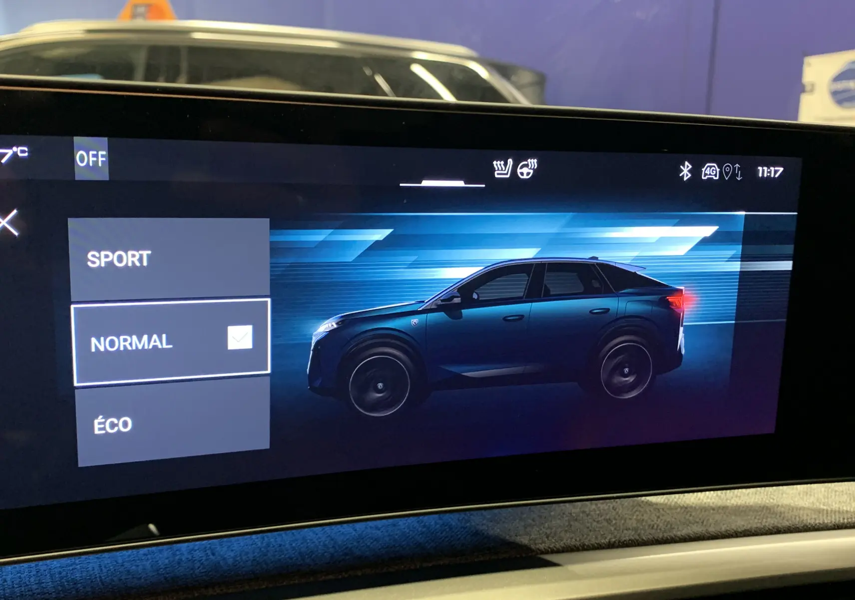 Affichage intérieur montrant un Peugeot 3008 III GT Hybrid gris Artense en profil droit sur l'écran multimédia.