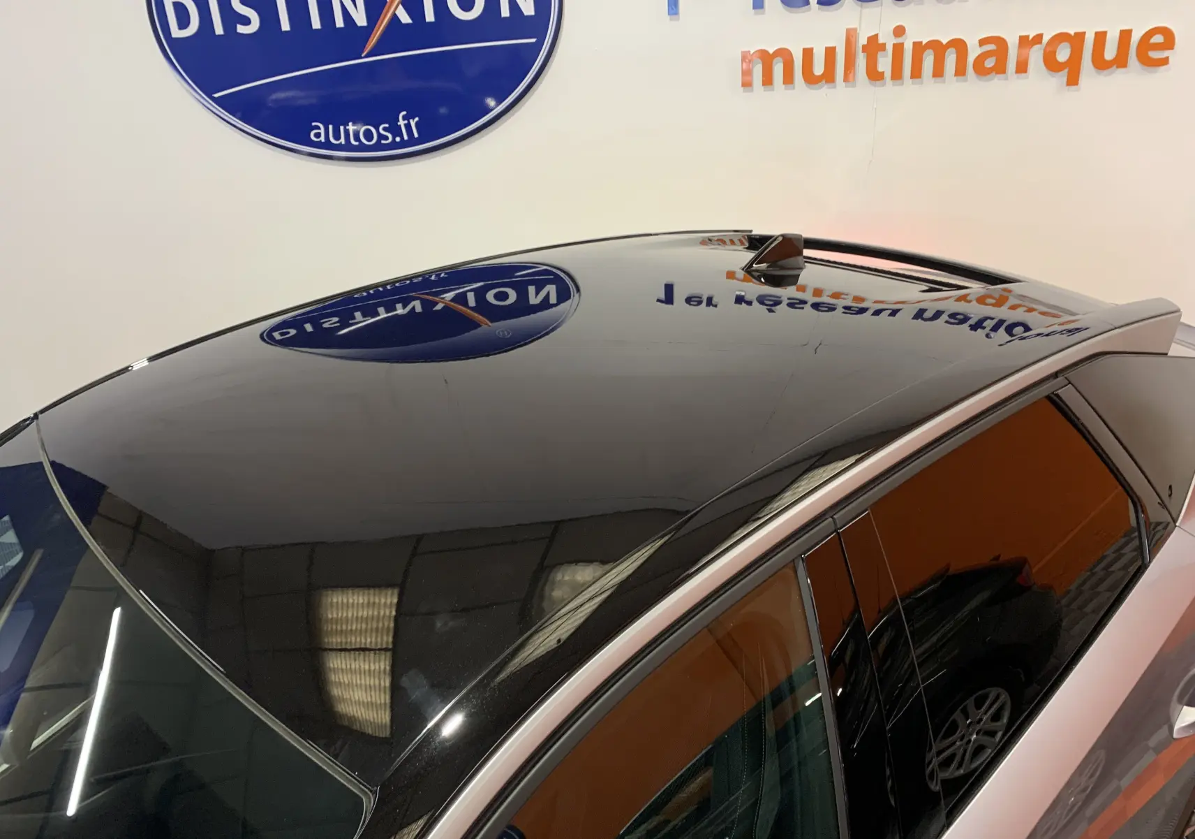 Toit panoramique noir brillant du Peugeot 3008 III GT Hybrid 136 e-DSC6 gris Artense, vue en plongée côté gauche.