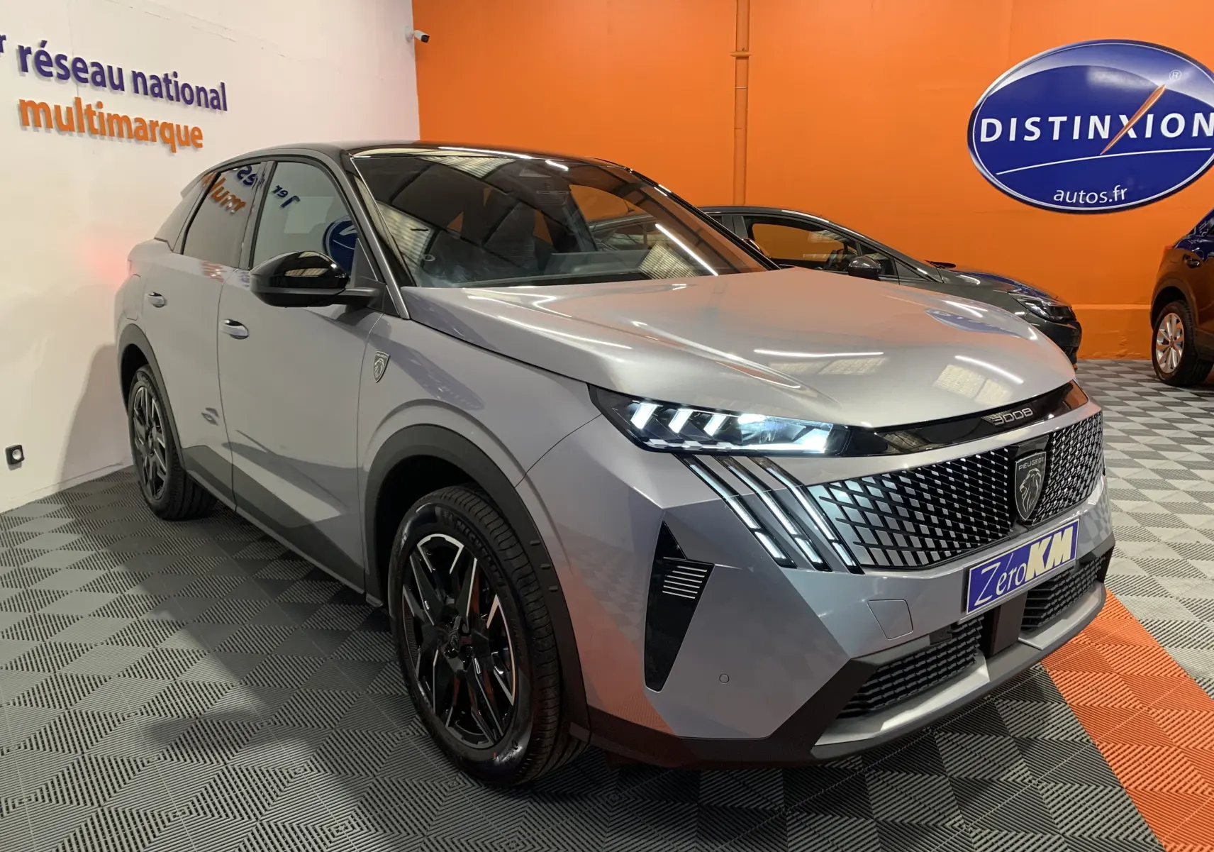 Peugeot 3008 III GT Hybrid gris Artense en 3/4 avant droit avec phares LED et calandre distinctive en concession.