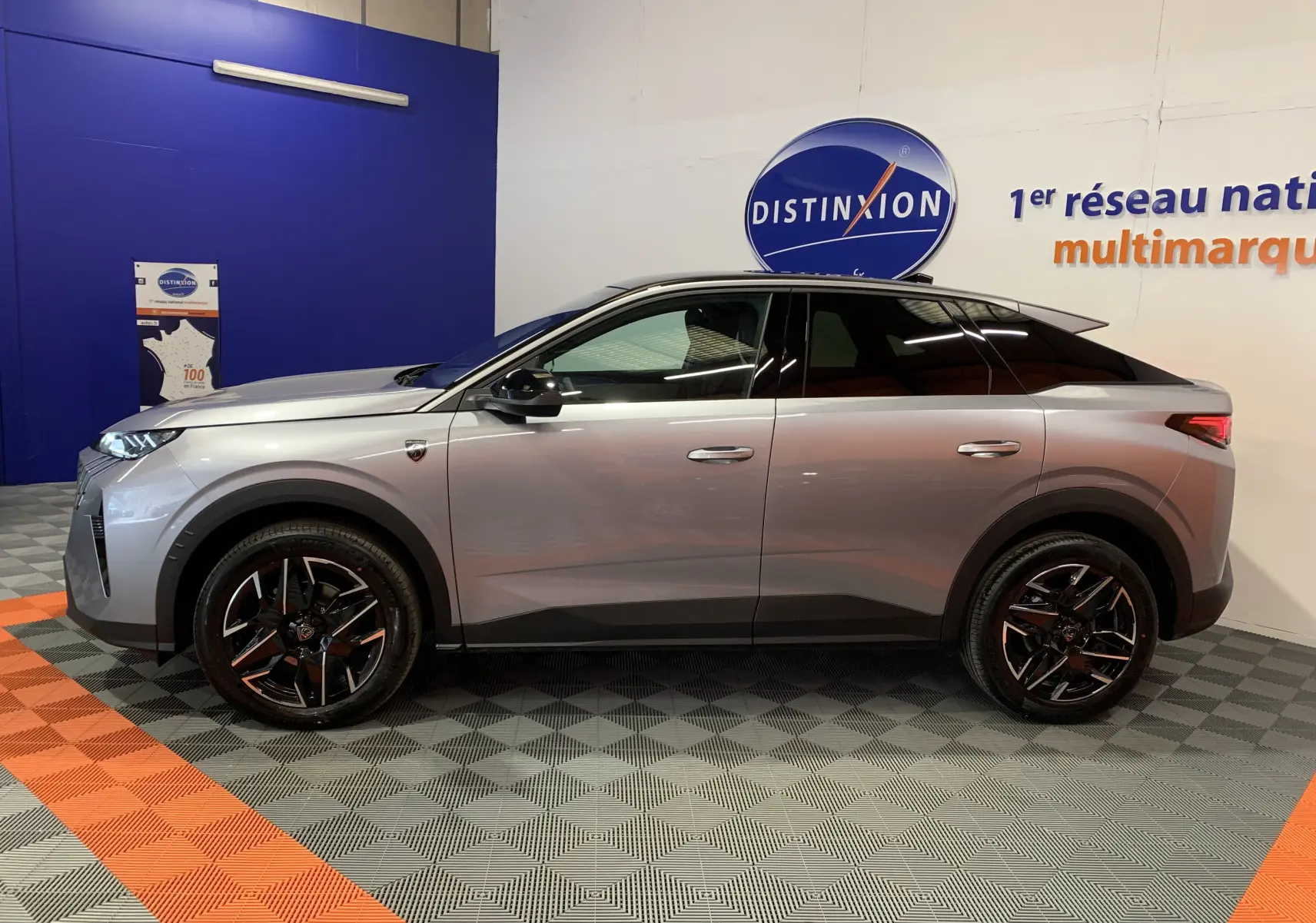 Peugeot 3008 III GT Hybrid 136 e-DSC6 gris Artense vue de profil côté gauche, avec jantes noires et toit noir.