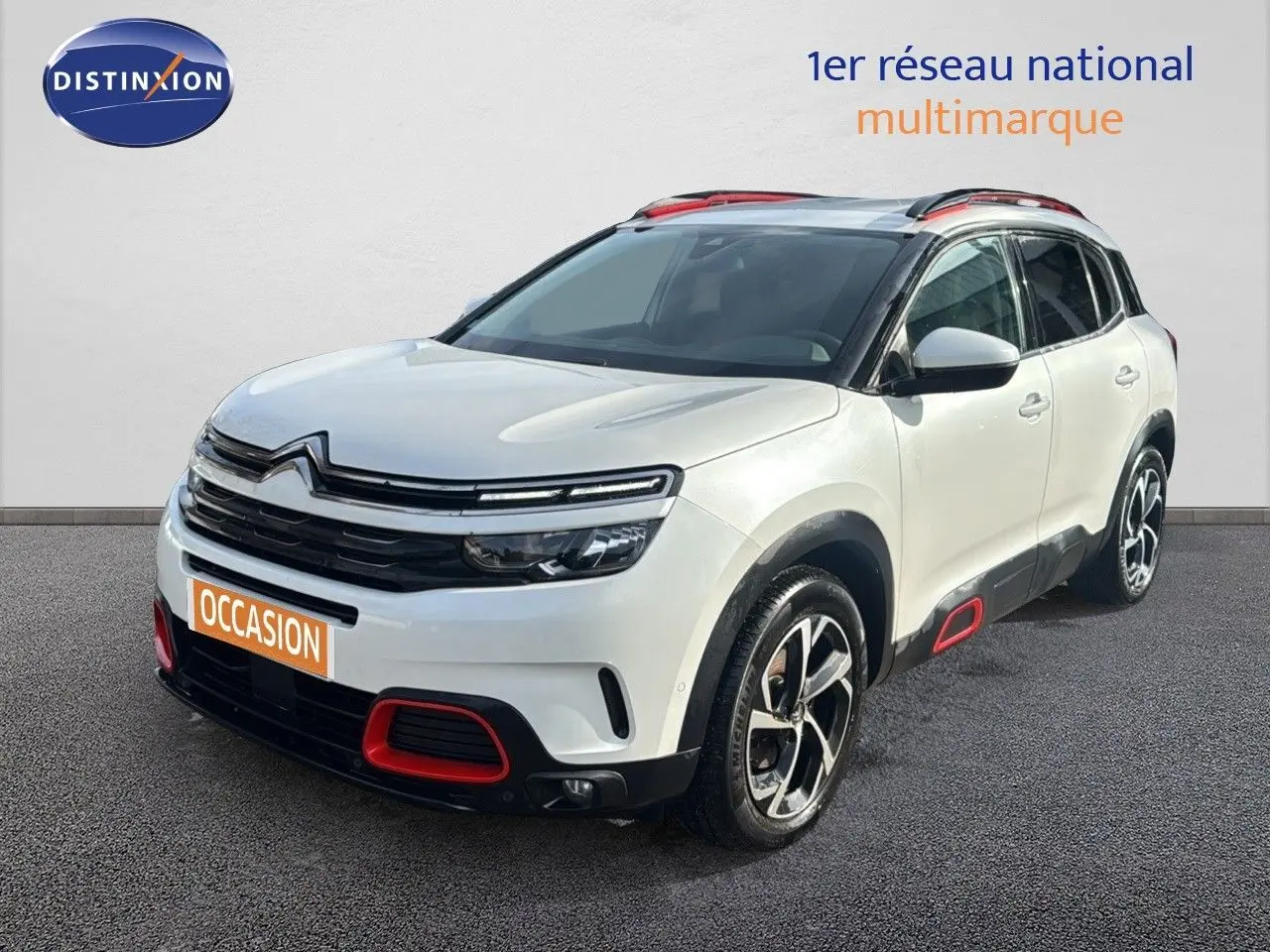 Citroën C5 Aircross blanc nacré en 3/4 avant droit, avec détails rouges sur boucliers et bas de caisse.
