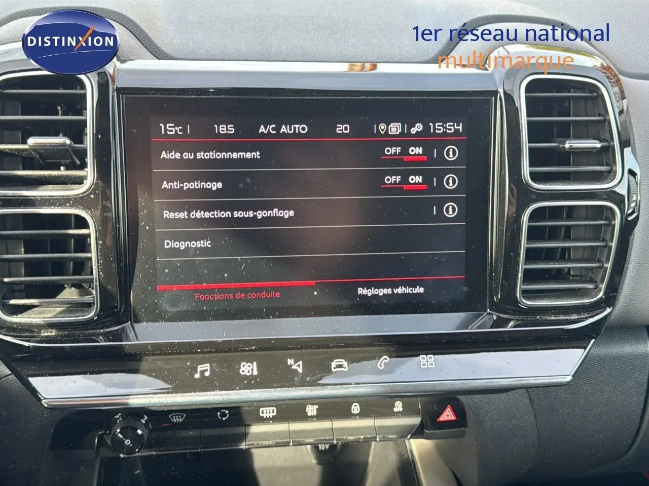 Écran tactile central du Citroën C5 Aircross blanc nacré de 2020 affichant les réglages d’aide à la conduite.