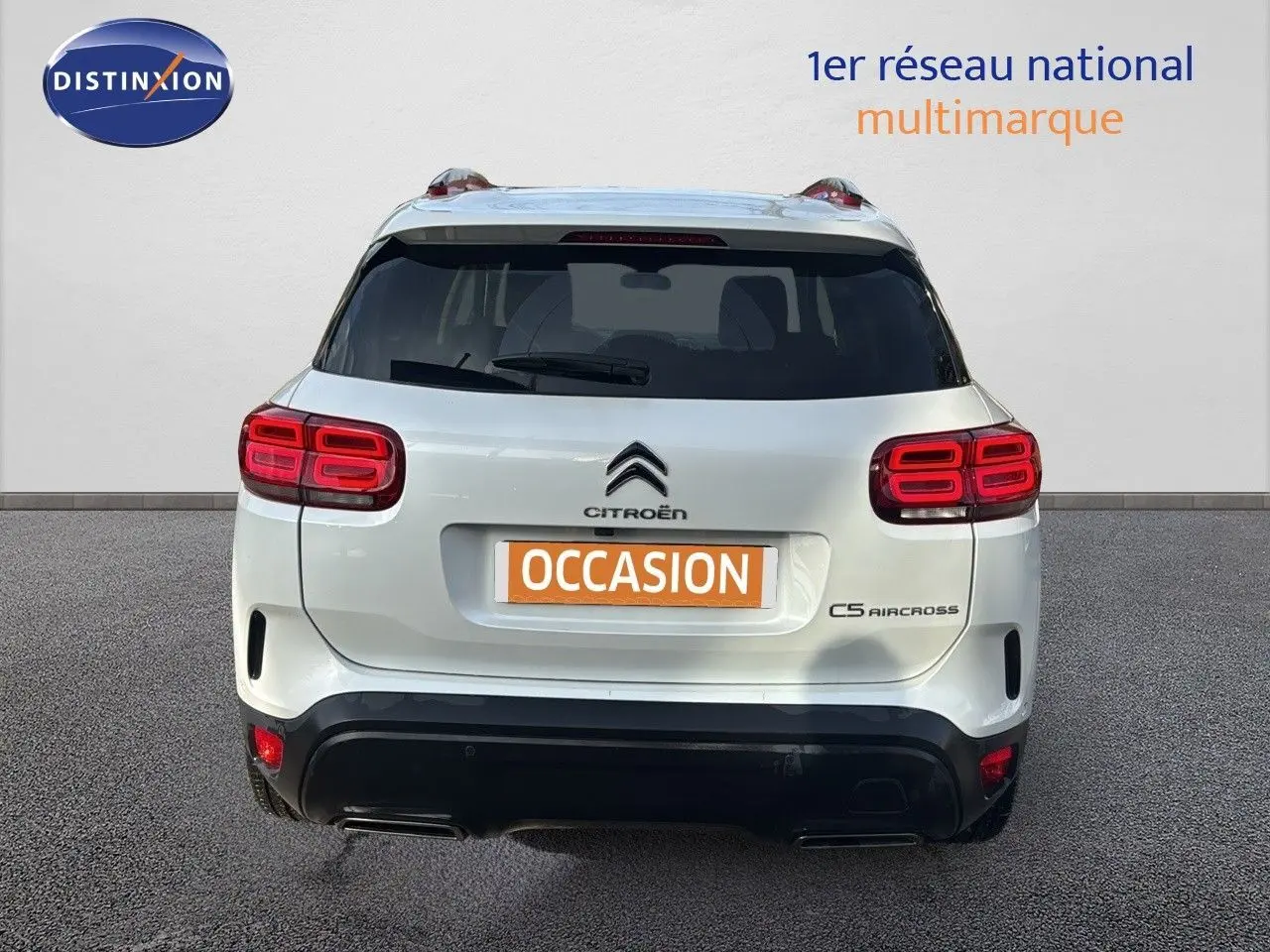 Vue arrière d'un Citroën C5 Aircross blanc nacré avec feux arrière rouges et plaque d'immatriculation "OCCASION" visible.