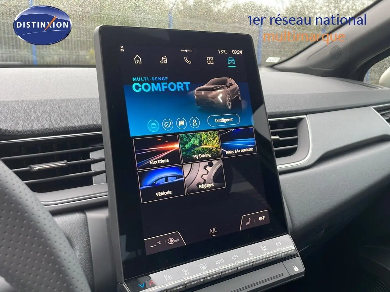 Écran tactile central du tableau de bord du Renault Captur E-Tech hybride 2025, ambiance moderne et épurée.