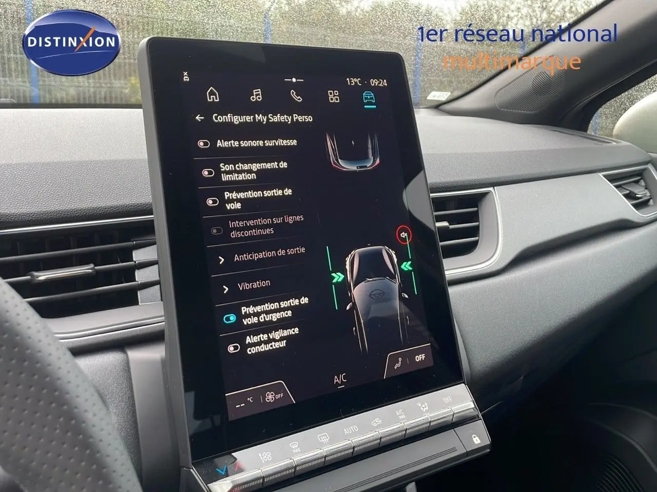 Écran tactile central du tableau de bord du Renault Captur E-Tech hybride 2025, avec menu de sécurité affiché.