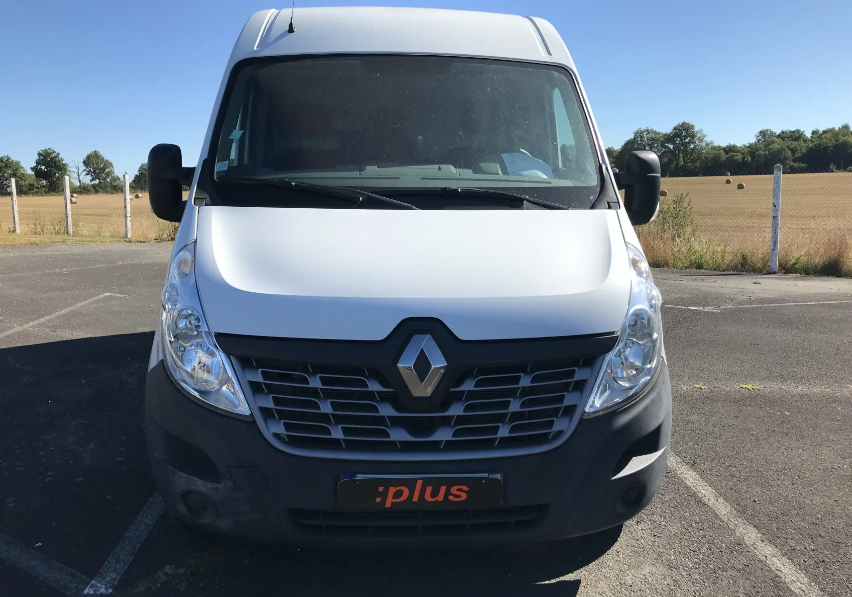 Vue frontale d’un Renault Master blanc de 2016 avec calandre noire et logo Renault bien visible.