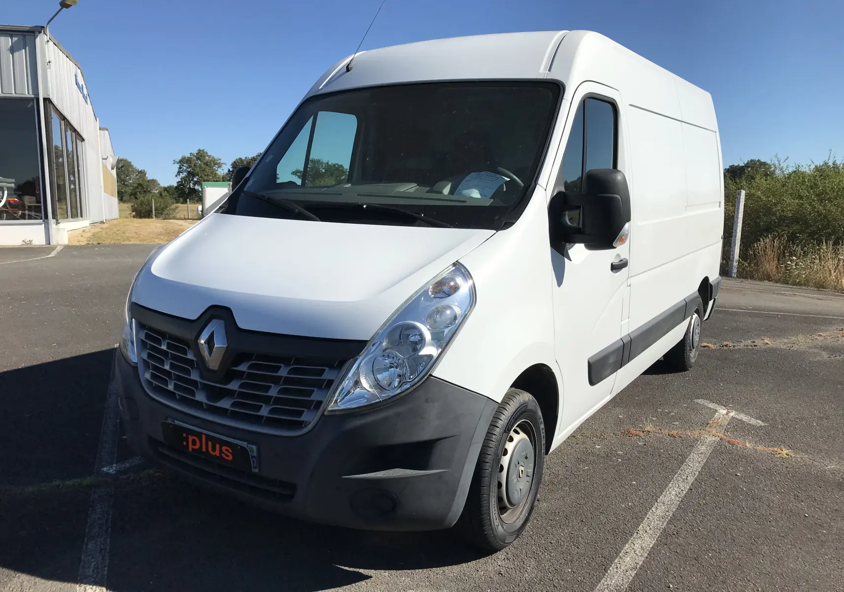 Renault Master blanc en vue 3/4 avant droit, fourgon utilitaire avec calandre noire et phares arrondis.
