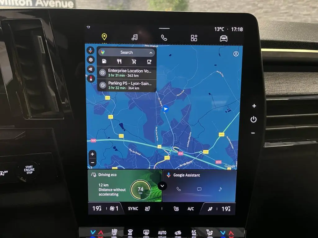 Écran tactile central du tableau de bord du Renault Austral 2023 avec navigation et commandes climatisation visibles
